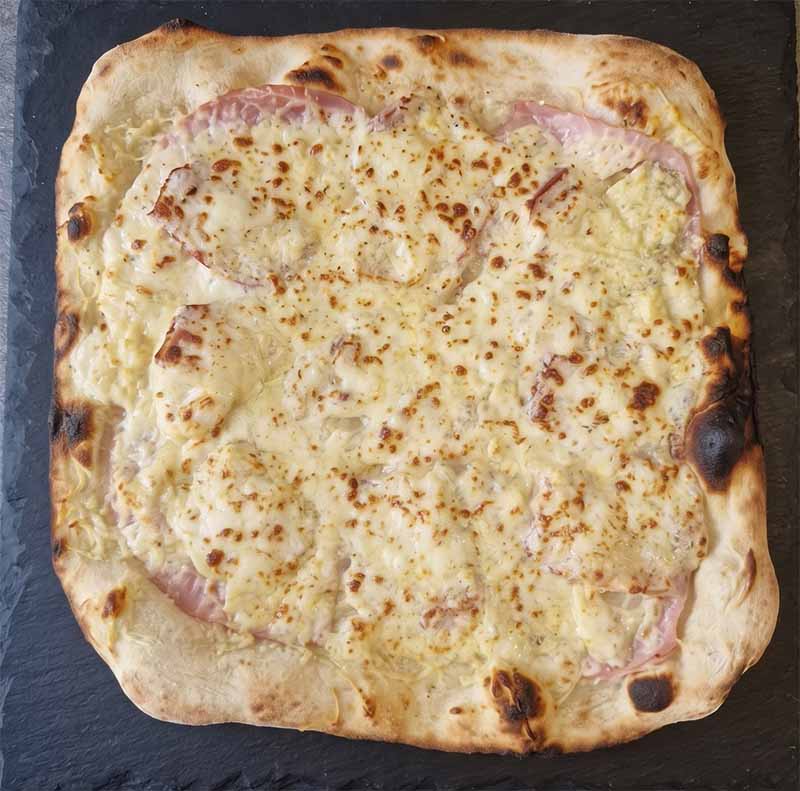 Pizza carrée Jurassienne fromage AOP - Joker Pizza Dijon